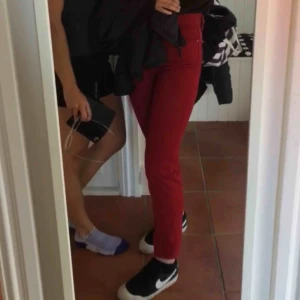  - Säljer ett par röda jeans ifrån hm:) jag har storlek S och de passar mig bra, Finns i Falun men kan skickas mot fraktkostnad