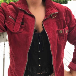  - Röd lite oversize jacka för mig som vanligtvis är S, använd men i mycket bra skick