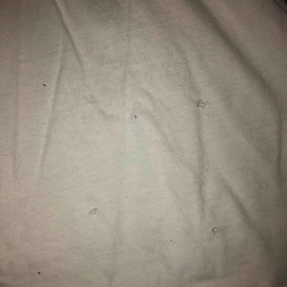 Säljer en Thrasher tshirt i storlek S:) den har lite små hål på sidan men det är inget man märker av (se bild tre)  Finns i Falun men kan skickas mot fraktkostnad!. T-shirts.