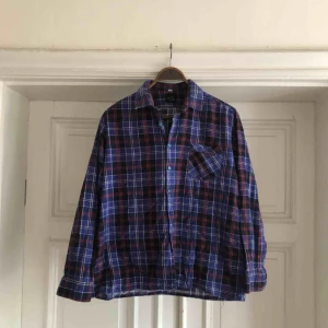  - Vintage flanell från 70-80 talet. 41/42 på lappen sitter som medium. Något korta armar, kan hämtas i Uppsala eller skickas mot fraktkostnad 