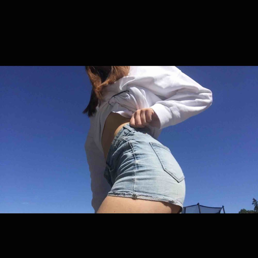 Tjena kompisar! säljer dessa snygga ljusblå jeansshorts då jag tyvärr inte använder dem. De är storlek 36, men passar även strl 38🤩Frakt tillkommer på 30-50kr, så det kostar högst 100kr totalt (mycket billigare än i butik)🥰Kan mötas upp i Karlstad!🍓. Shorts.