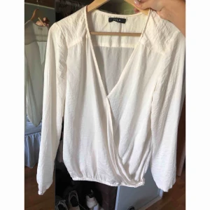  - Vit omlott blus ifrån vila. Storlek M. Sparsamt använd! Köparen står för frakt 