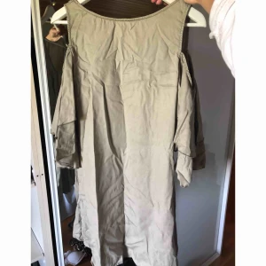  - Grön klänning ifrån zara. Storlek S.  Köparen står för frakt  