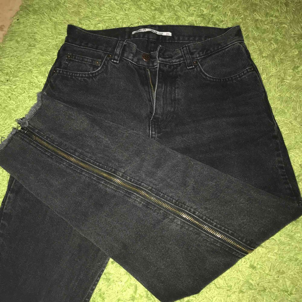 Svarta jeans som har dragkedjor på baksidan🖤 . Jeans & Byxor.