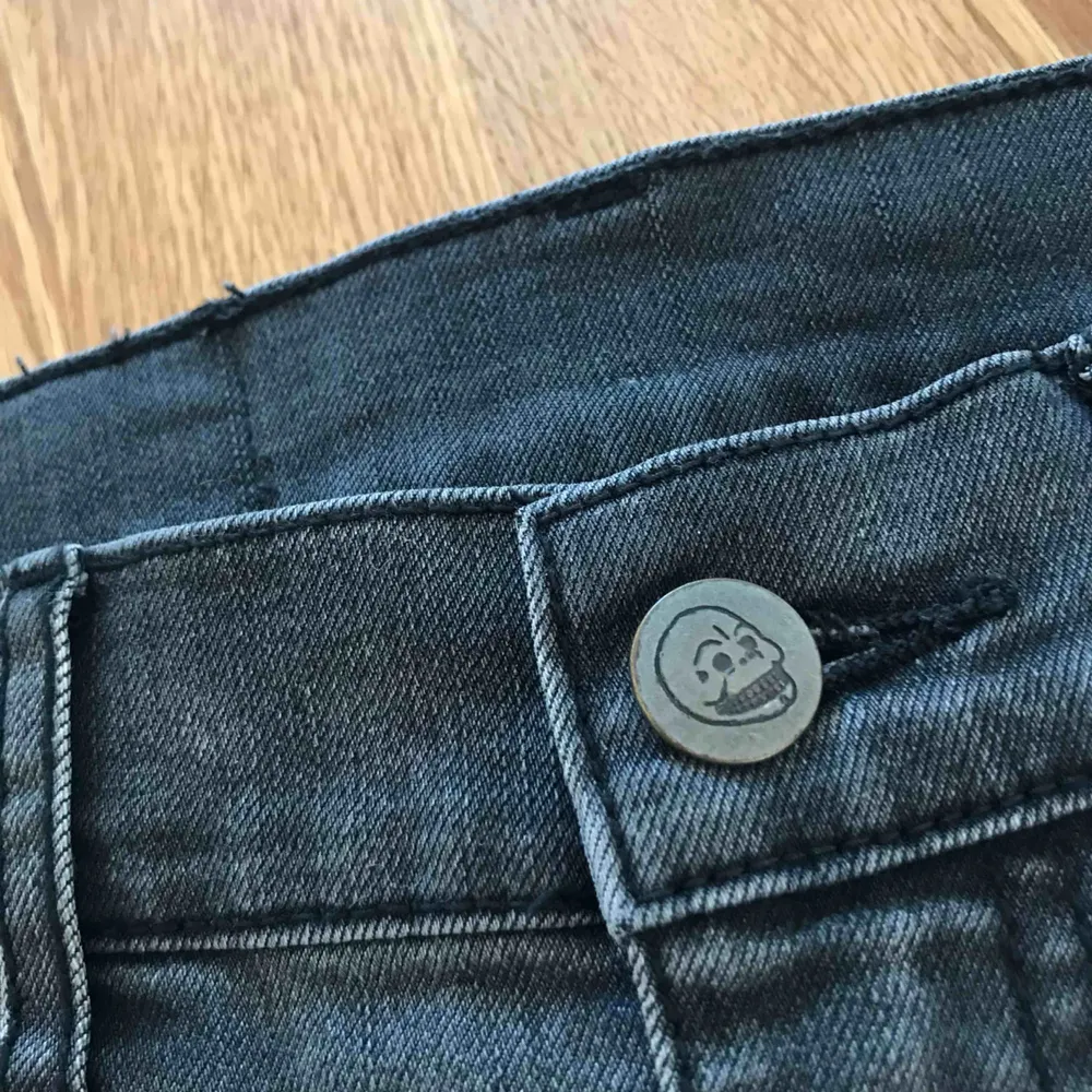 Jäätte fina högmidjade jeansshorts från cheap monday❤️ tyvär för små för mig :/ . Jeans & Byxor.