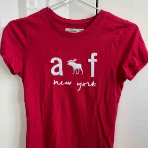  - Är storlek L men liten i storleken så sitter som storlek S. Bra skick.  Betalning via Swish.