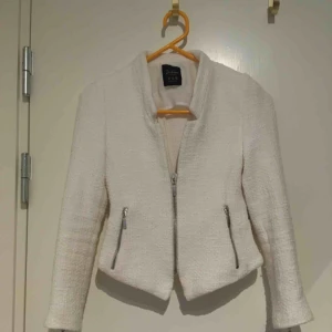 - Vit blazer/kavaj från Zara Storlek XS  Hämtas i Bromma eller skickas. Köparen står då för frakt.