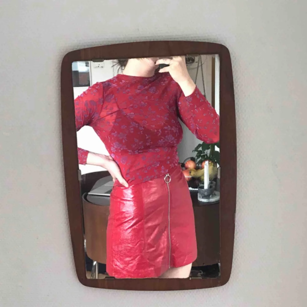Röd glansig kjol, köpt här på Plick men aldrig använd pga inte riktigt min stil! Men den e superfin 🌹. Kjolar.