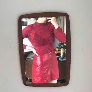  - Röd glansig kjol, köpt här på Plick men aldrig använd pga inte riktigt min stil! Men den e superfin 🌹