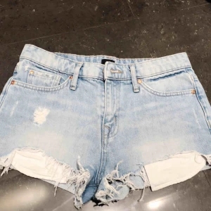  - Säljer Jeans shorts från River Island billigt. säljer pga att det är försmå. Sparsamt använda. Kontakta för mer info och bilder :) 