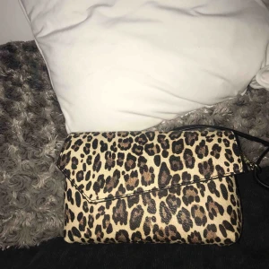  - Denna ursnygga leopardväska är använd ca 2 gånger men inga skador så den ser helt ny ut! 