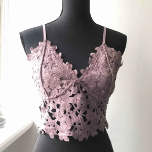  - Somrig topp i spets/broderi. Har klippt bort lappen i bak så minns inte vilken storlek. Är vanligtvis en S och fyller inte ut bysten helt, men inget som ser konstigt ut. Använd vid ett tillfälle så i fint skick! Köparen står för frakten 🌸