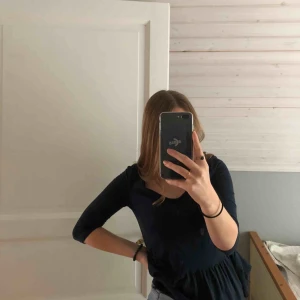  - Jätteskön mörkblå tröja från Lindex med 3/4 lång arm. (Frankt tillkommer men kan mätas upp i Stockholm)