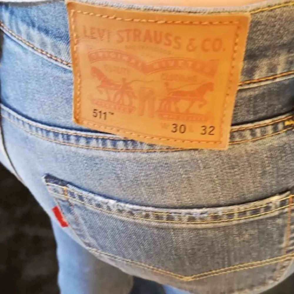 Levi’s jeans i fint skick. Står strl 30 men är mer som 28/29. Jag på bilden är 165 cm. 📬 Frakt inräknat.. Jeans & Byxor.