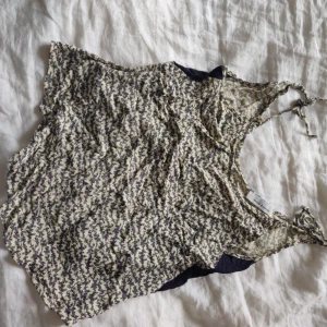  - Linne med knyt över axlarna från samsoe samsoe, sparsamt använd med fint fall. Skrynklig på bilden...... Skickas mot frakt