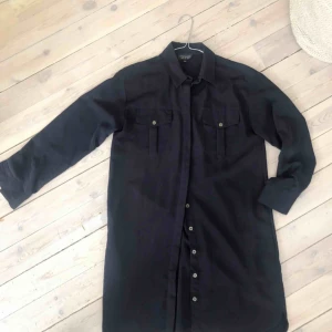  - Mörkblå skjortklänning från Topshop. Använd fåtal ggr i mycket bra skick! Kan skickas mot fraktkostnad eller mötas i Sthlm. 