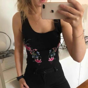  - **Frakt ingår ej i priset!** Kategori: Body med brodyr  Märke: Forever21 Storlek: Small Färg: Svart