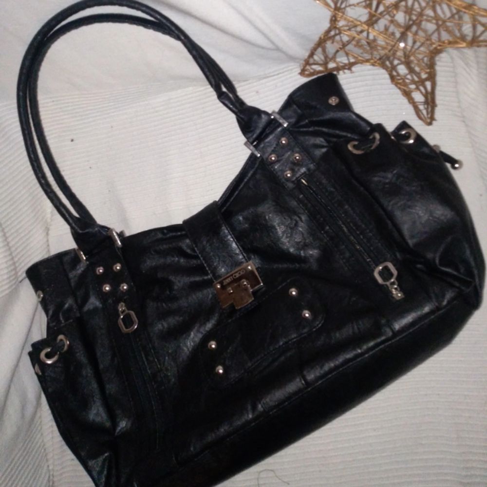 Säljer denna praktiska och gamla väska från Jimmy Choo med 10 platser att sätta saker i (mer bilden i dm😊) ✨ Rymmer en 13