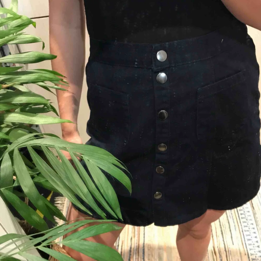 Mörkblå kjol med knappar, lite osäker på storlek men tror den passar både S och M 😊 Kan mötas upp i Stockholm eller posta, köpare står då för frakt. Kika gärna på mina andra grejer, har haft stor garderobsrensning 😁. Kjolar.