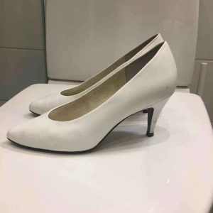  - Vit klassisk klacksko i märket ECCO, skinn, strl 35,5. Väldigt fin och bekväm klack. Säljer pga för små. 