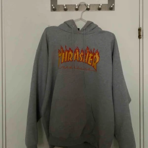  - Ny pris: 950, använts ca 10 gånger, fläckfri förutom en liten på magfickan (i hörnet) annars precis som ny. Stl: M