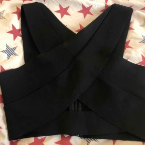  - Svart crop top storlek S 💕 tar emot swish😊