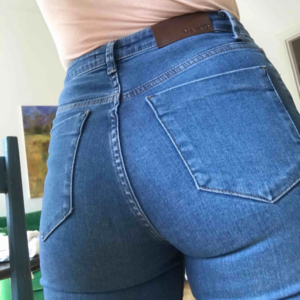 Fri frakt ✨ jeans från na-kd. Använda en gång. Högmidjade. Stretchiga så passar nog även en 38a💛. Jeans & Byxor.