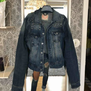  - Jeansjacka från Lindex, den passar mig som brukar ha XS/S. Finns i Skåne och kan mötas upp i Lund/Malmö eller Hässleholm, annars står köparen för frakten