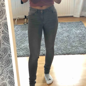 Gråa byxor med stretch  - Byxor från noisy may, de är väldigt tighta på mig (som brukar ha w26), så de passar mer som w25 