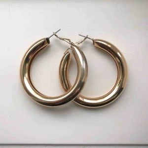  - Supersnygga guldiga hoops! Bild 2 är inte min bild men de ser ut precis som på den bilden :-) För mer info se min profil eller skriv.