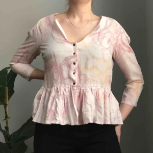  - Unik blus med volang, tunna axelvaddar och mässingsfärgade knappar från Stine Goya for Weekday • blusen är puderrosa med detaljer i rosa och orange • storlek L men jag har vanligtvis storlek S så skulle rekommendera denna till S/M☀️ ☁️Frakt tillkommer☁️