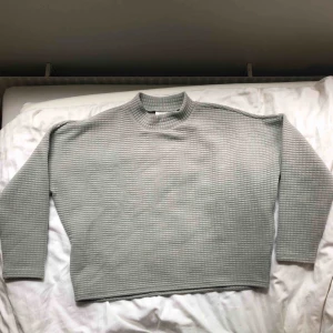 - En nästan oanvänd ljusgrå tröja från monki