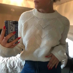  - En vit stickad tröja från Cubus i storlek M med fint mönster! Använd vid få tillfällen! Hör av er vid intresse eller frågor om plagget!🤩 (Swish) frakt ingår.