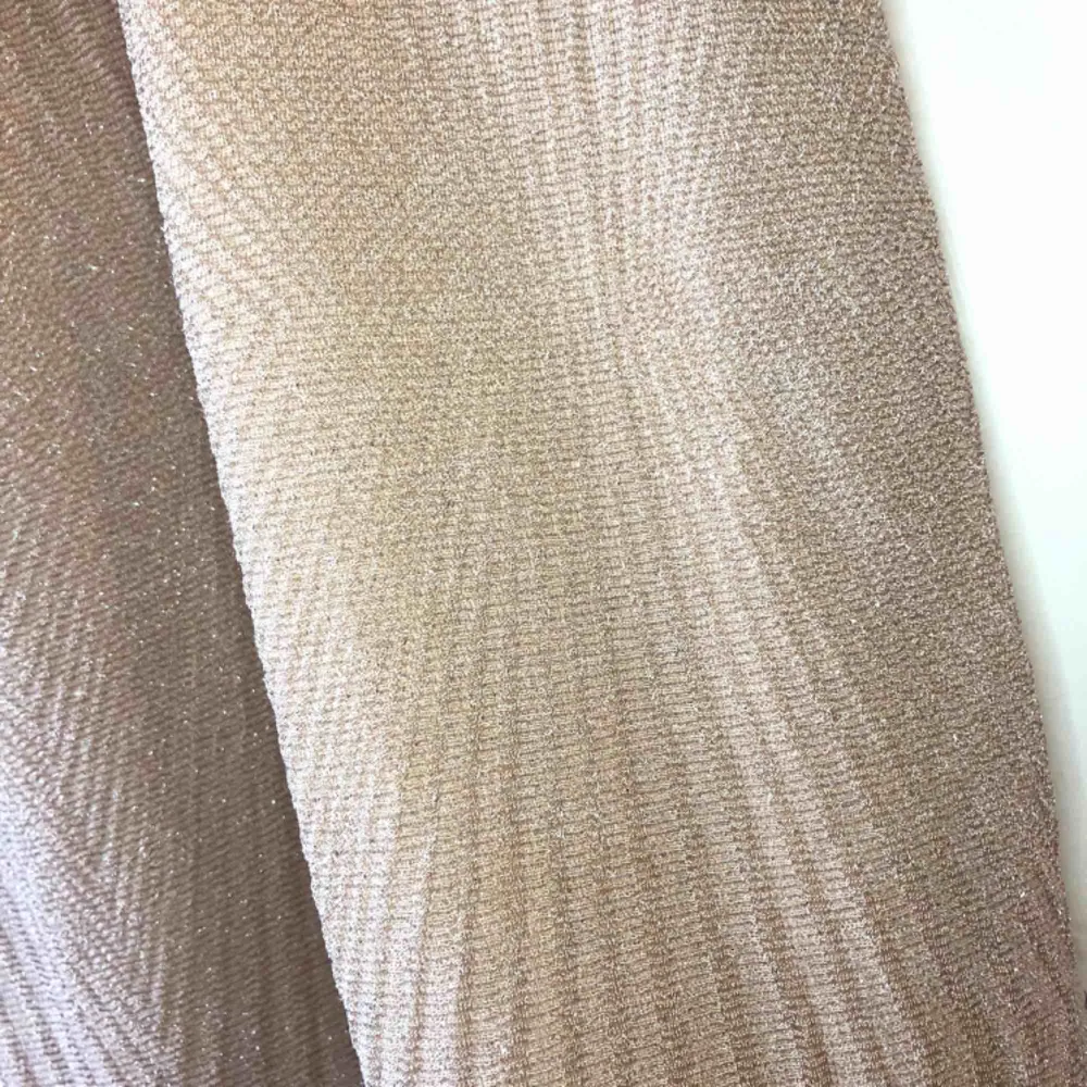 En glittrig klänning i färgen beige från bikbok storlek M Orginalpris: 299 kr  (Lite smått genomskinlig så hudfärgade trosor kan behöva användas) . Klänningar.