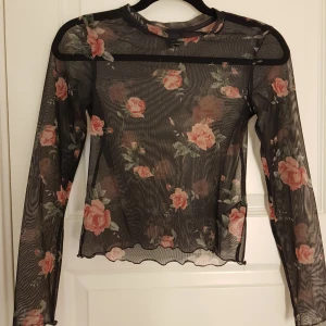  - Fin meshtröja med blommer på. Fraktar