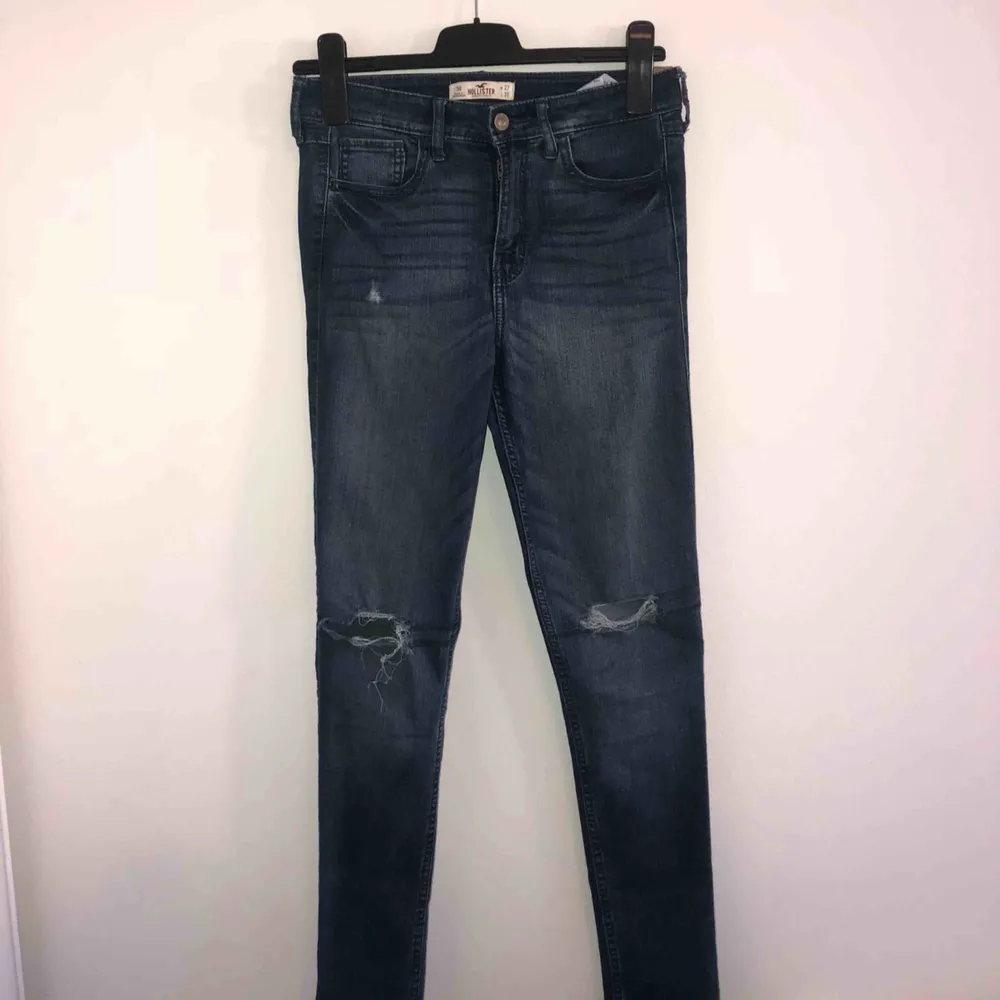 Hur snygga är inte dessa jeans från Hollister ? Tyvärr har dom inte riktigt kommit till användning men hoppas på att någon annan är sugen på dessa. :) . Jeans & Byxor.