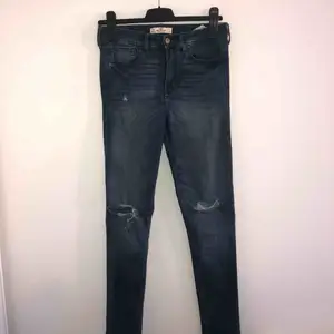 Hur snygga är inte dessa jeans från Hollister ? Tyvärr har dom inte riktigt kommit till användning men hoppas på att någon annan är sugen på dessa. :) 