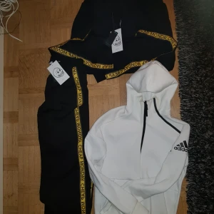  - Converse sett byxa och kofta helt nya, funkar för både tjejer och killar, svart färg,vita Adidas koftan är såld 