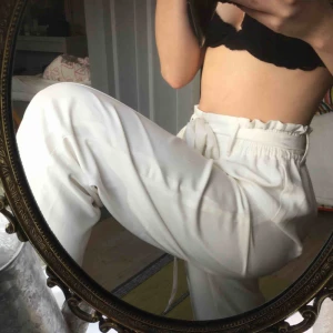  - Somriga byxor med resor och band:) använda typ 2 ggr och det enda är en väldigt liten fläck längst ned på baksidan av benet. Perfekta till studenten!!