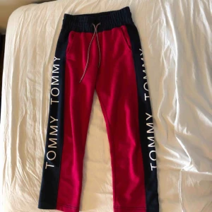 Tommy  - Tommy mjukisbyxor som är raka i benen. Köpt för 1200. Knappt använda  