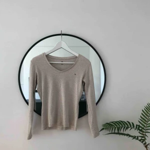  - Tommy Hilfiger tröja i GUDOMLIGT skönt tyg, känns exakt som kaschmirtyg. Beige och helt i nyskick. 🌞🌿