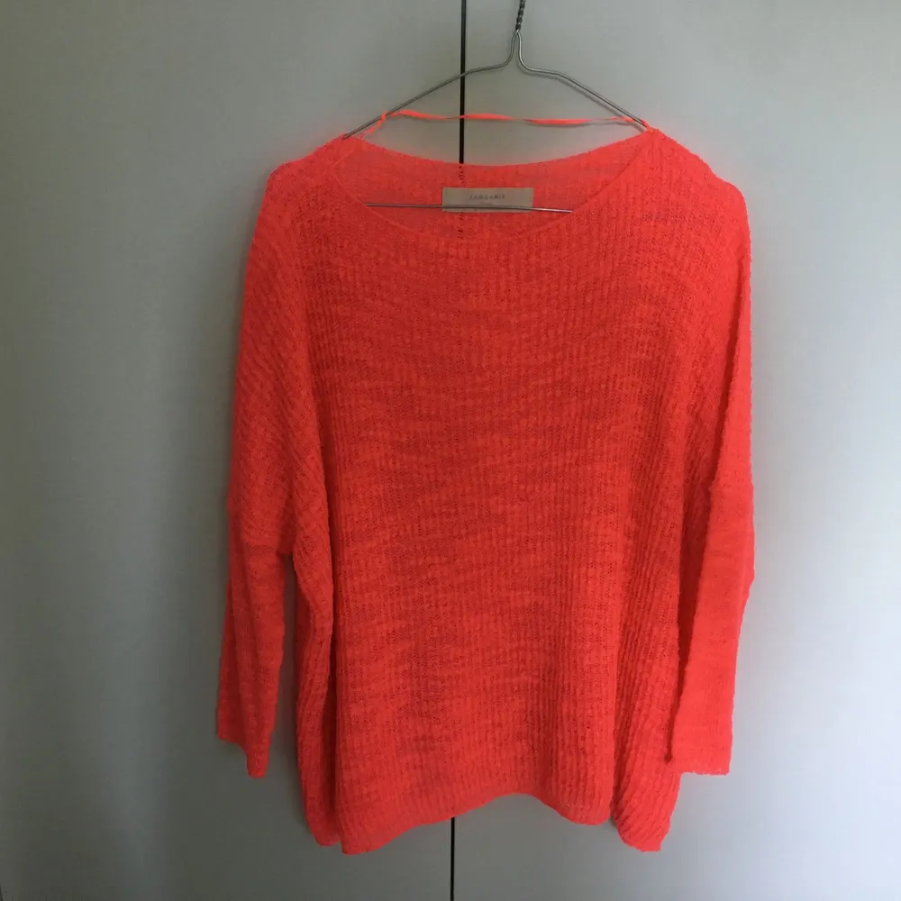 Oanvänd neonrosa finstickad tröja (se bild 3). Från Zara, kostade 399:-, säljer för halva priset!. Tröjor & Koftor.