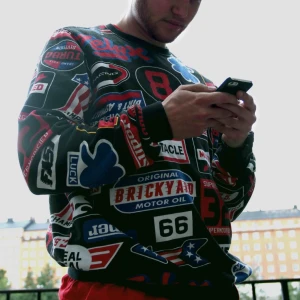  - Ikonisk och superschysst sweater, lite urtvättad men det är slitaget som gör tröjan tkr jag!