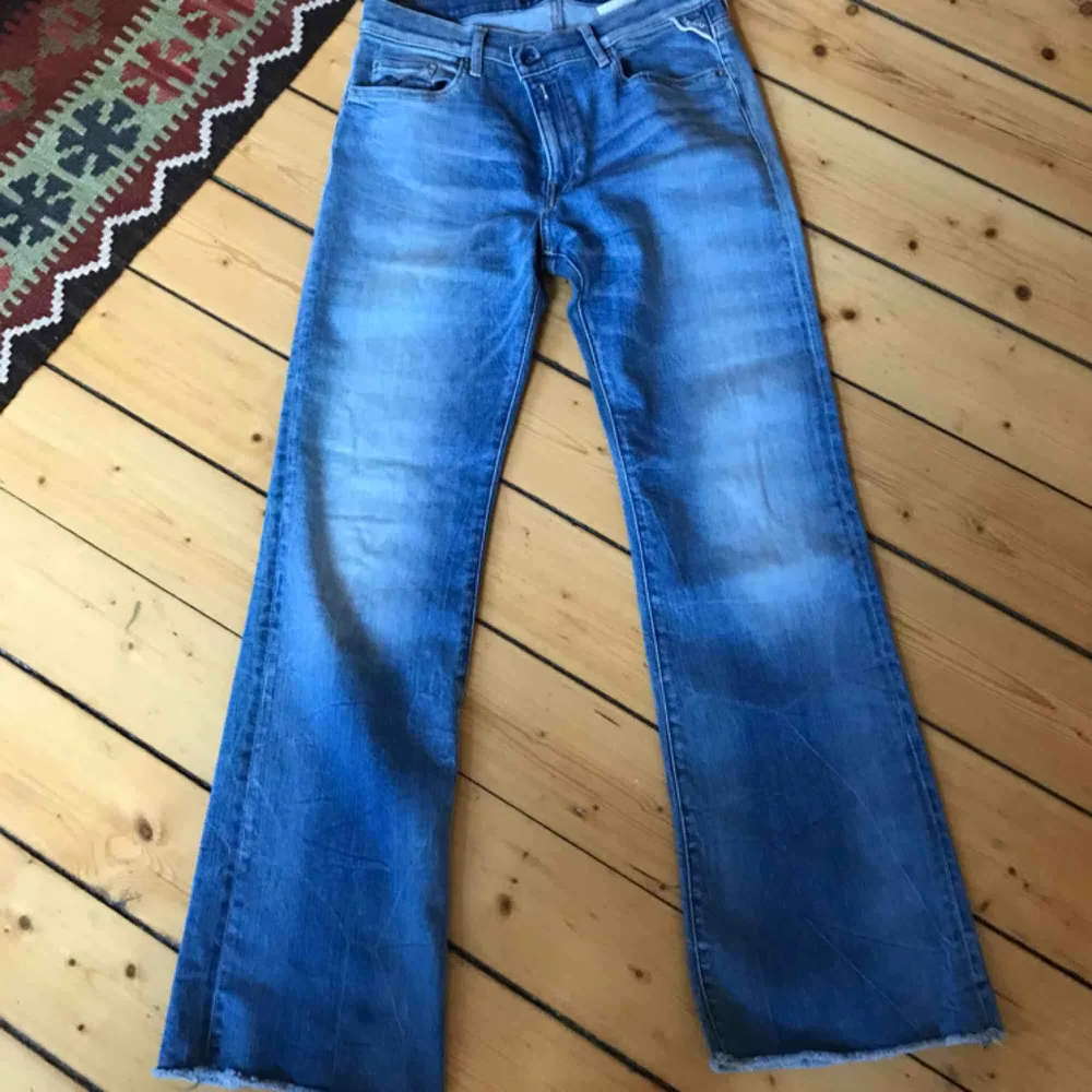 Flared jeans köpta från Replay. Liiite för korta för mig som är 165 så passar säkert perfekt på dig som är runt 160!!:) Storlek 27 i midjan och sitter snyggt i rumpan och runt låren.. Jeans & Byxor.