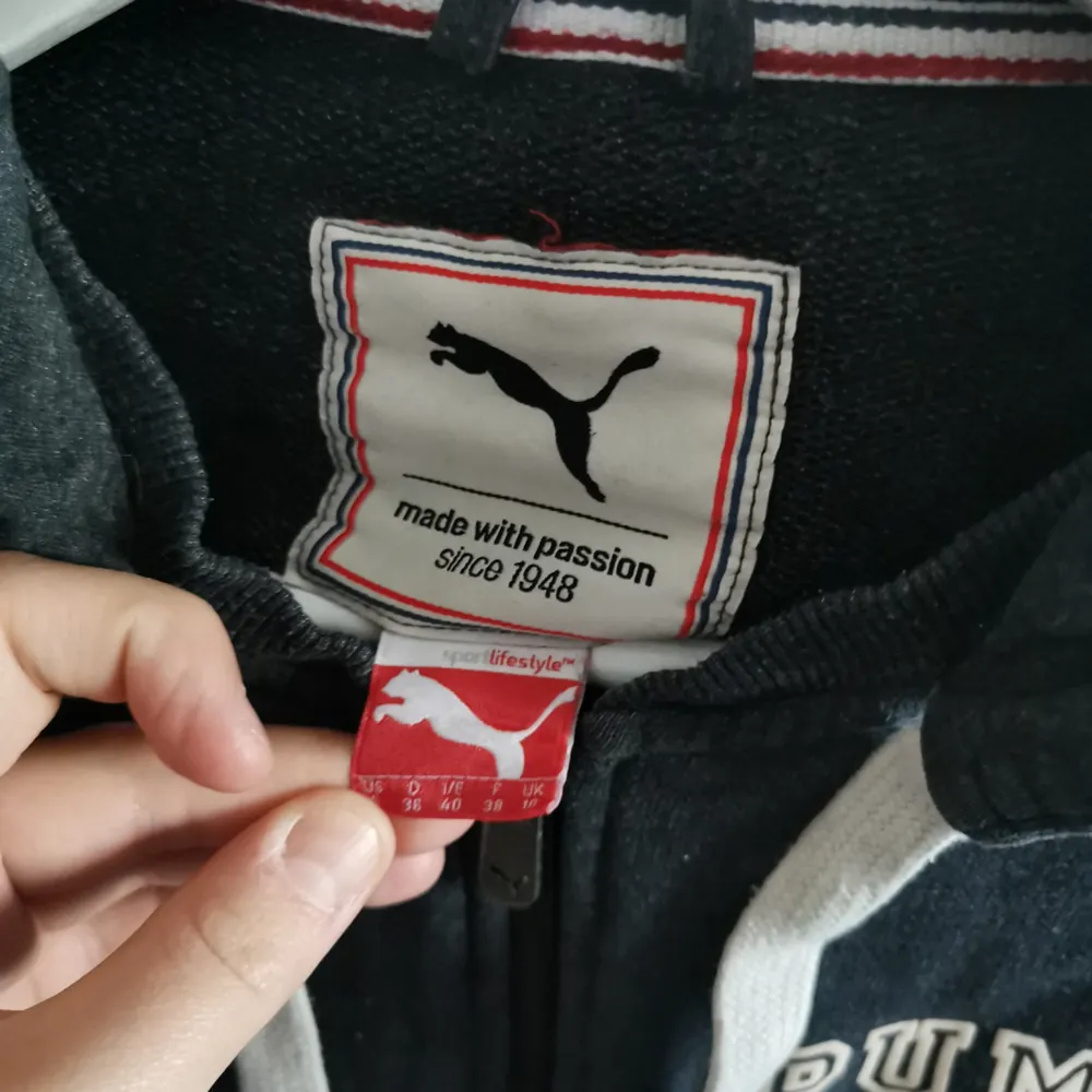 Grå puma hoodie Köparen står för frakt . Stickat.