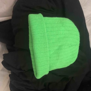  - Säljer min fina mössa som inte kommit till användning den senaste tiden. På kameran kommer inte riktigt färgen på mössa ut det är därför det är en bild efter som visar den exakta färgen❤️