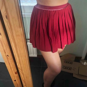  - Supersöt röd, plisserad, tunn kjol med stretchigt sammetsband längst upp. Från H&M i storlek 36, men passar även mindre storlekar. ♥️ Betalning via Swish. Möts upp i Gävle/Uppsala, annars står köparen för frakt.