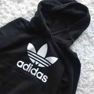 Svart adidas hoodie i nyskick💗