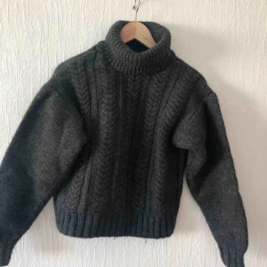  - Fin grå stickad tröja köpt 2hand. Saknar lapp men skulle säga att den passar XS-S