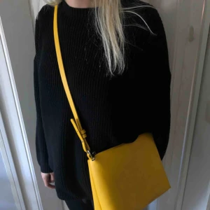  - Säljer en jättefin gul väska ifrån zara, hör av er för intresse💓🦋🦋